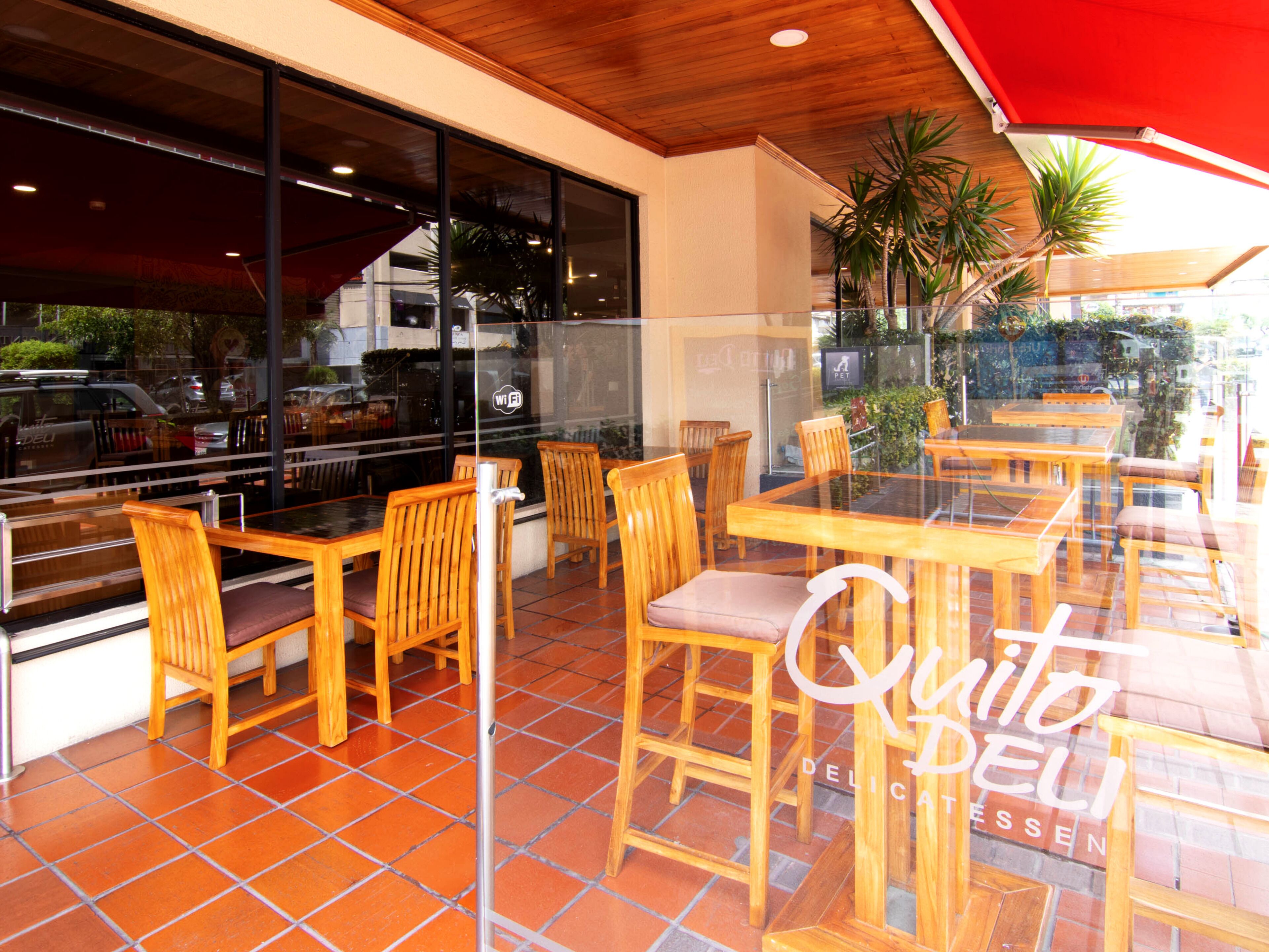 5 restaurants, breakfast, lunch, dinner served; fondue