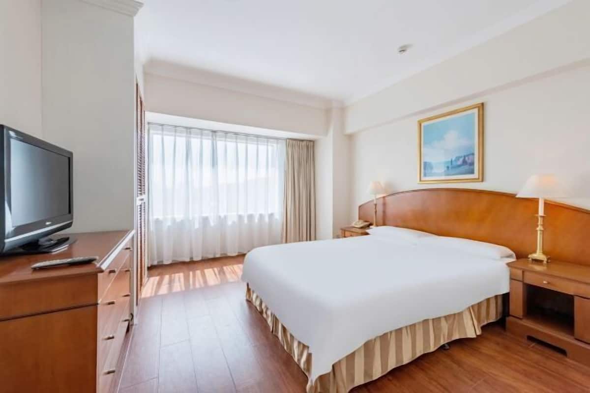 1 bedroom, down duvets, minibar, in-room safe