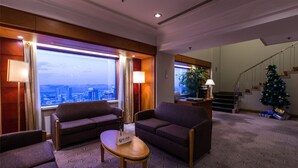 A hotel room with a city view, a Christmas tree, and a staircase. - Ruishi Hotel Dalian (Dalian)