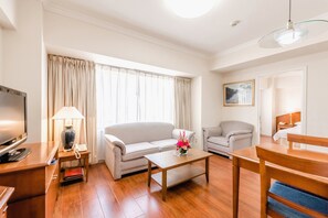 Deluxe Apartment, 1 Bedroom | Down comforters, minibar, in-room safe, desk - Ruishi Hotel Dalian (Dalian)
