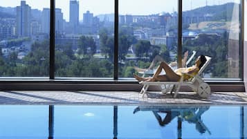 Indoor pool, sun loungers