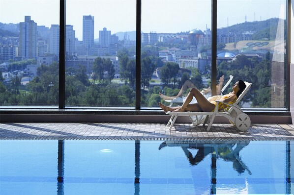 Piscine couverte, chaises longues