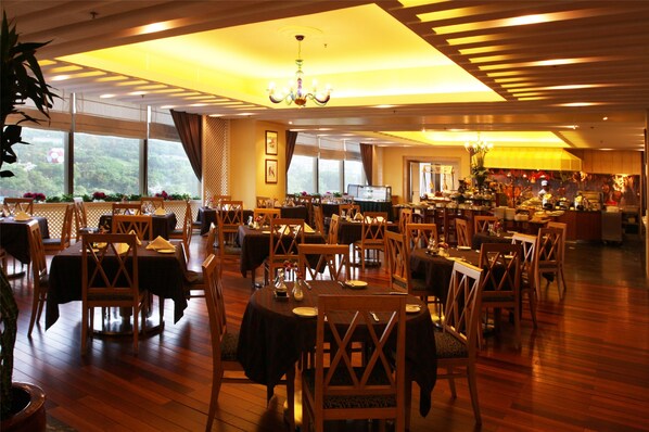 2 restaurantes, café da manhã, culinária internacional