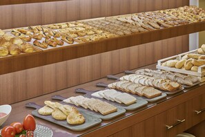 Se ofrece un desayuno bufé todos los días (por un coste adicional)