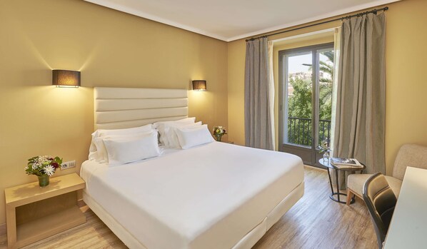 Habitación superior (View) | Minibar, caja de seguridad en la habitación y escritorio 