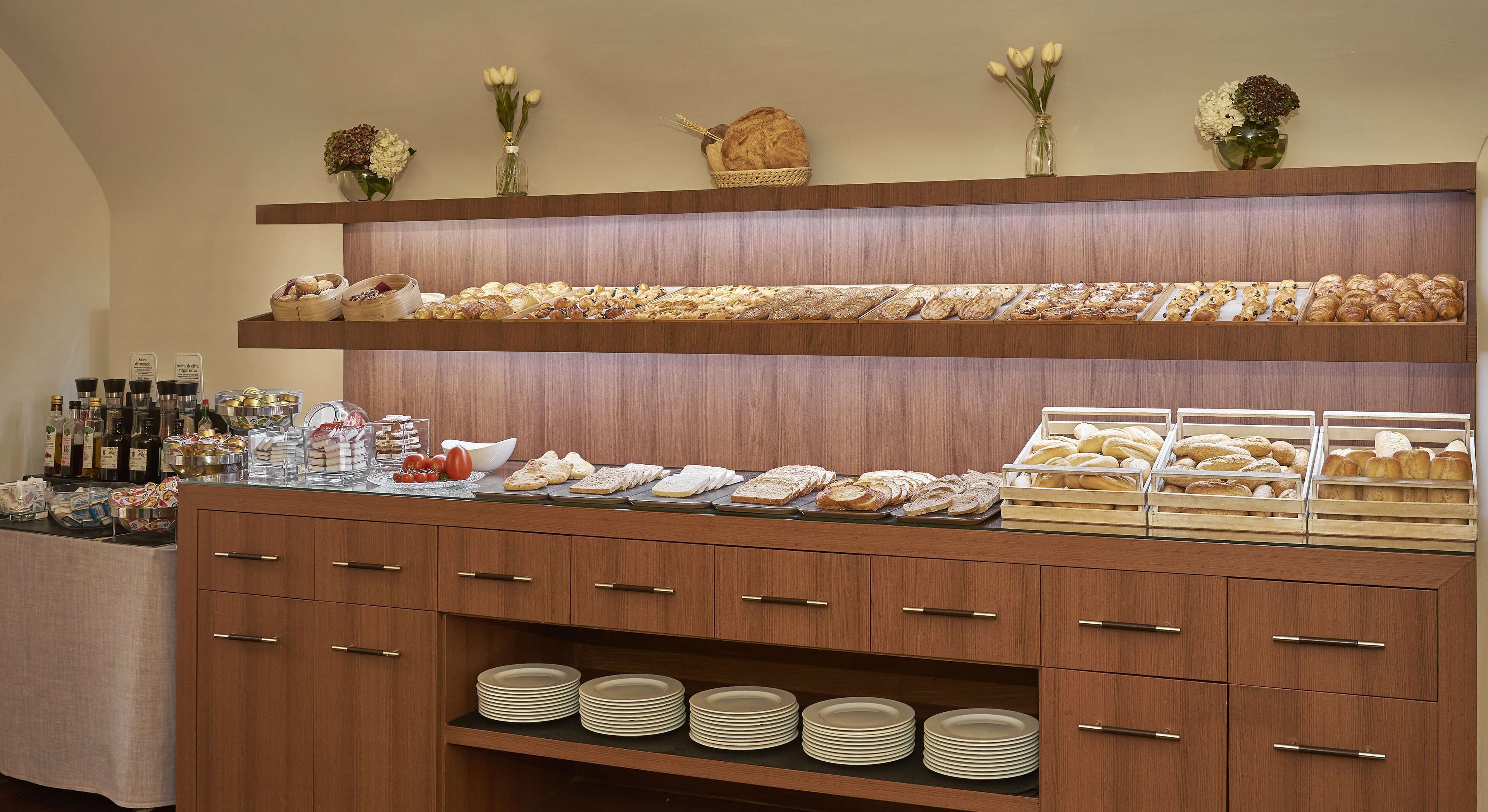 En buffet med forskellige retter og tilbehør.
