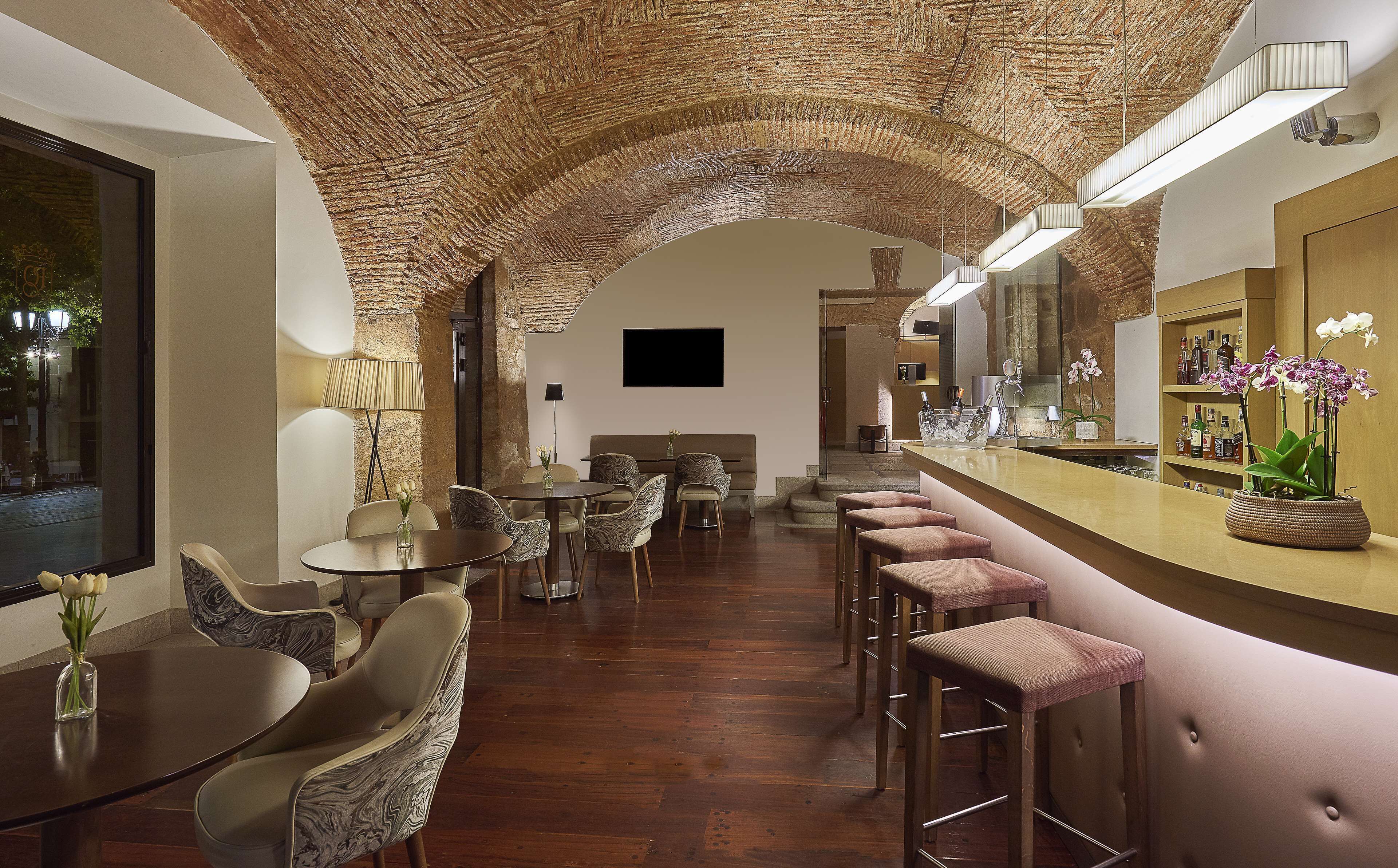 بار لتقديم مشهيات التاباس، تناول الطعام في الهواء الطلق، مفتوح يوميًا