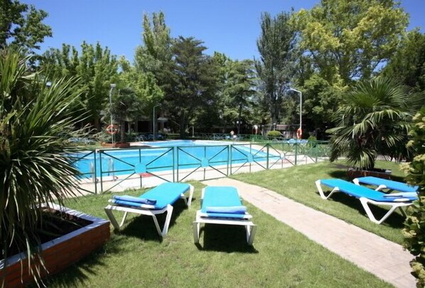 Una piscina al aire libre