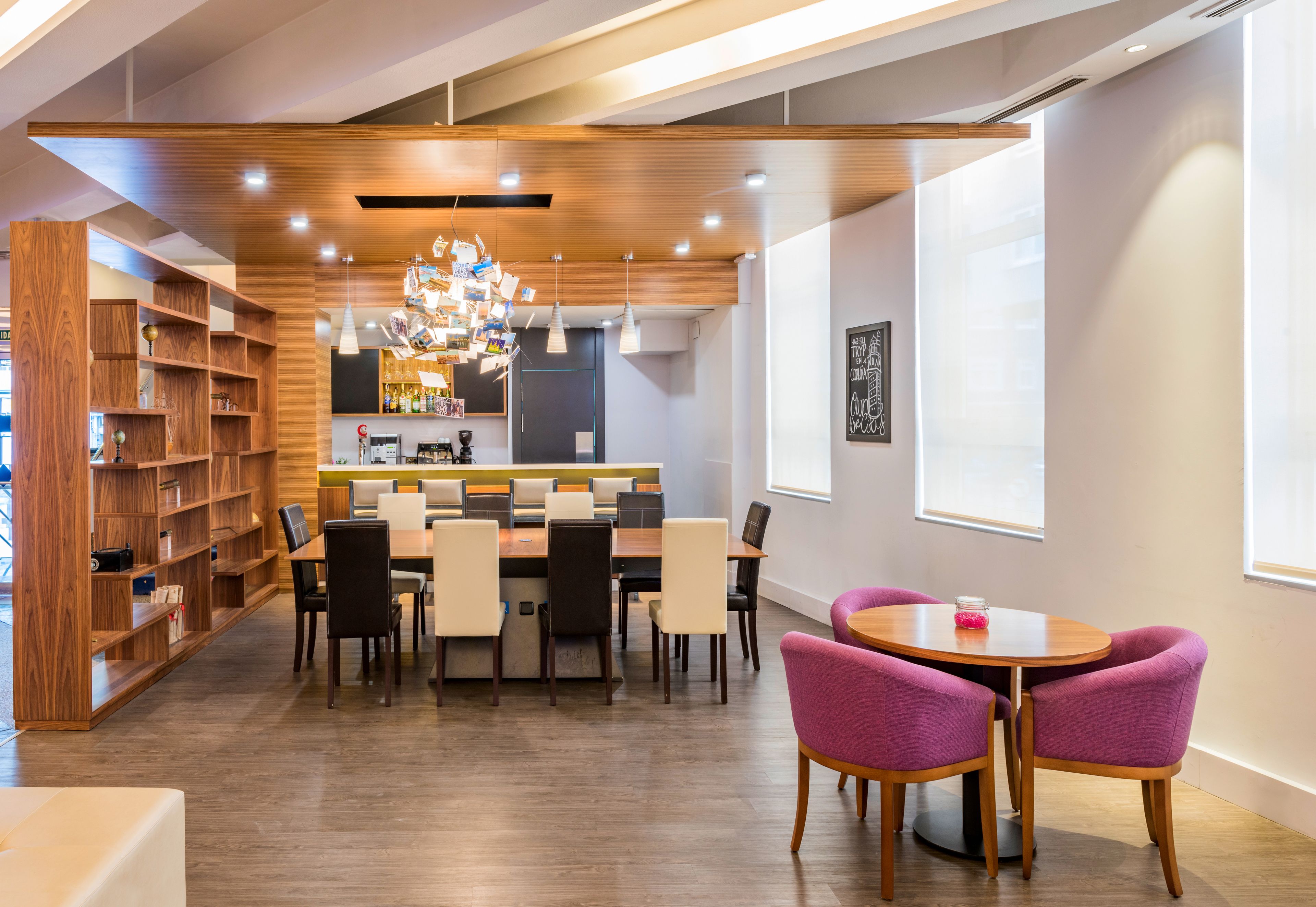 Un comedor moderno con mobiliario de madera y una isla central.