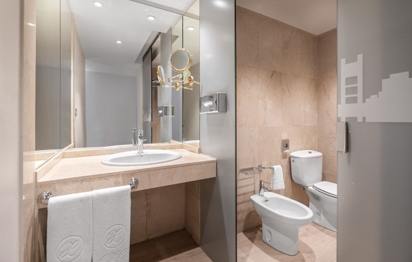 deluxe double room | 1 bedroom, down duvets, minibar, in-room safe