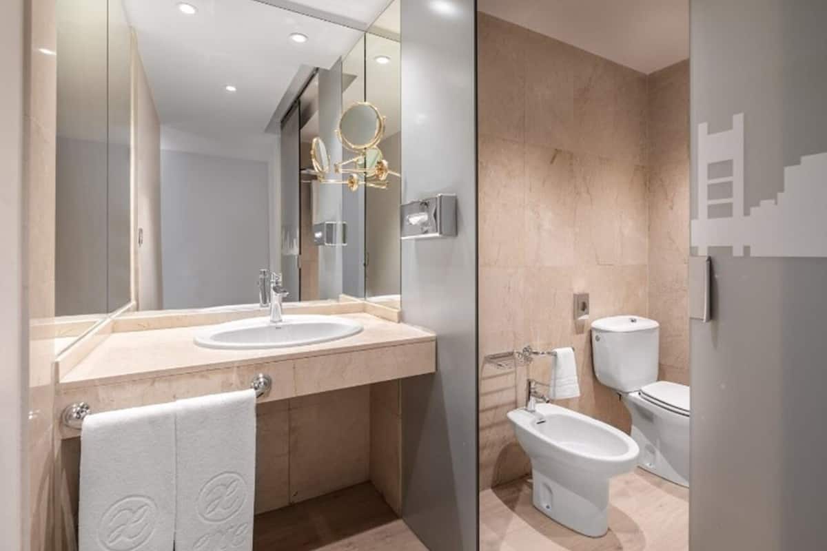 deluxe double room | 1 bedroom, down duvets, minibar, in-room safe