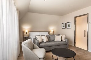 Cubrecamas, minibar, caja de seguridad en la habitación y escritorio 