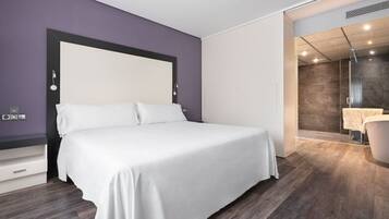 Een moderne slaapkamer met een groot bed, een inloopkast en een badkamer met een douchecabine.