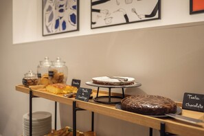 Buffet breakfast for a fee on weekdays - Hotel Santiago Plaza Affiliated by Meliá (Santiago de Compostela)