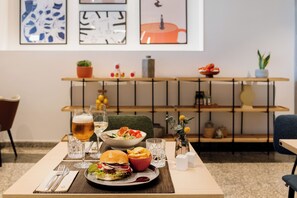 Se sirven desayunos, comidas y cenas 