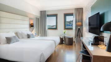 Minibar, safe på rommet, skrivebord og blendingsgardiner