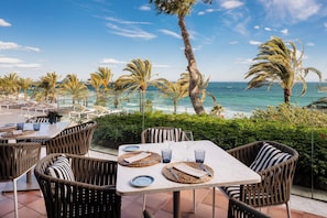 4 restaurants, breakfast, lunch, dinner served; Japanese cuisine