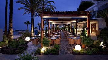 4 restaurants, breakfast, lunch, dinner served; Japanese cuisine