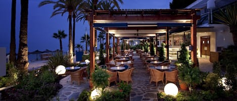 4 restaurants, breakfast, lunch, dinner served; Japanese cuisine