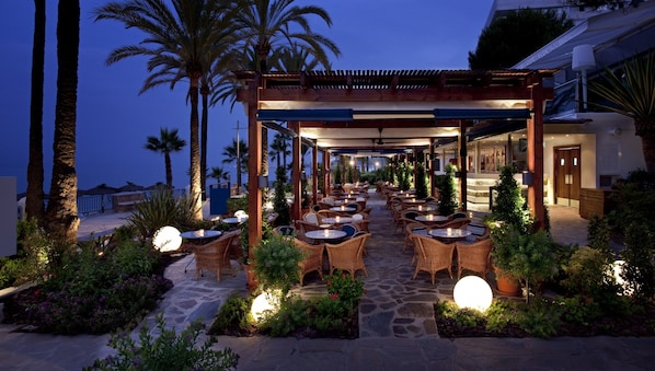 4 restaurants, breakfast, lunch, dinner served; Japanese cuisine