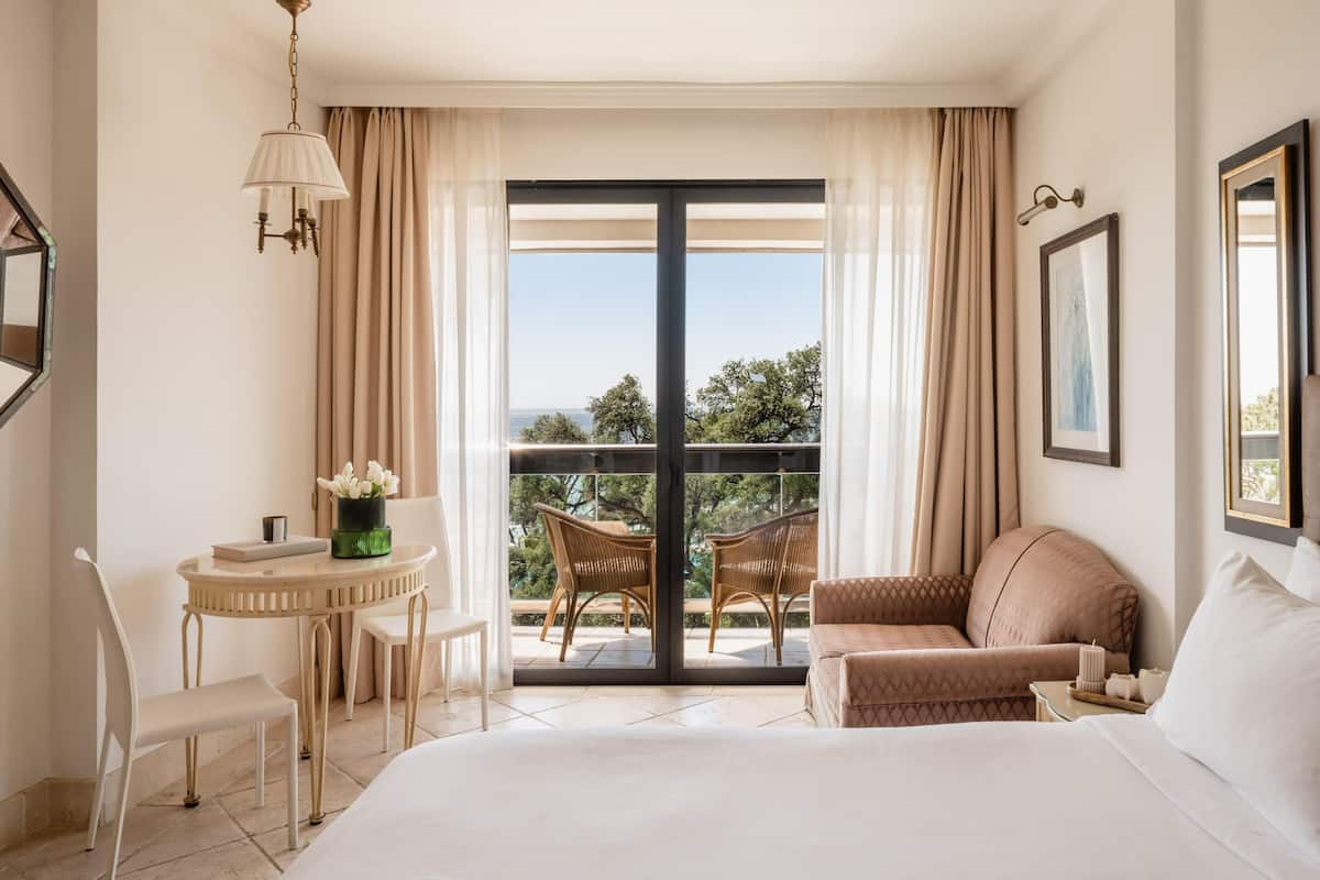 Premium bedding, minibar, in-room safe, desk