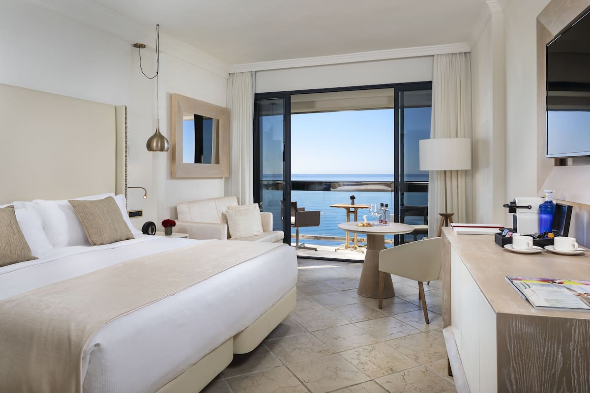 Red Level Supreme Frontal Sea View | Sängtillbehör av högsta kvalitet och minibar