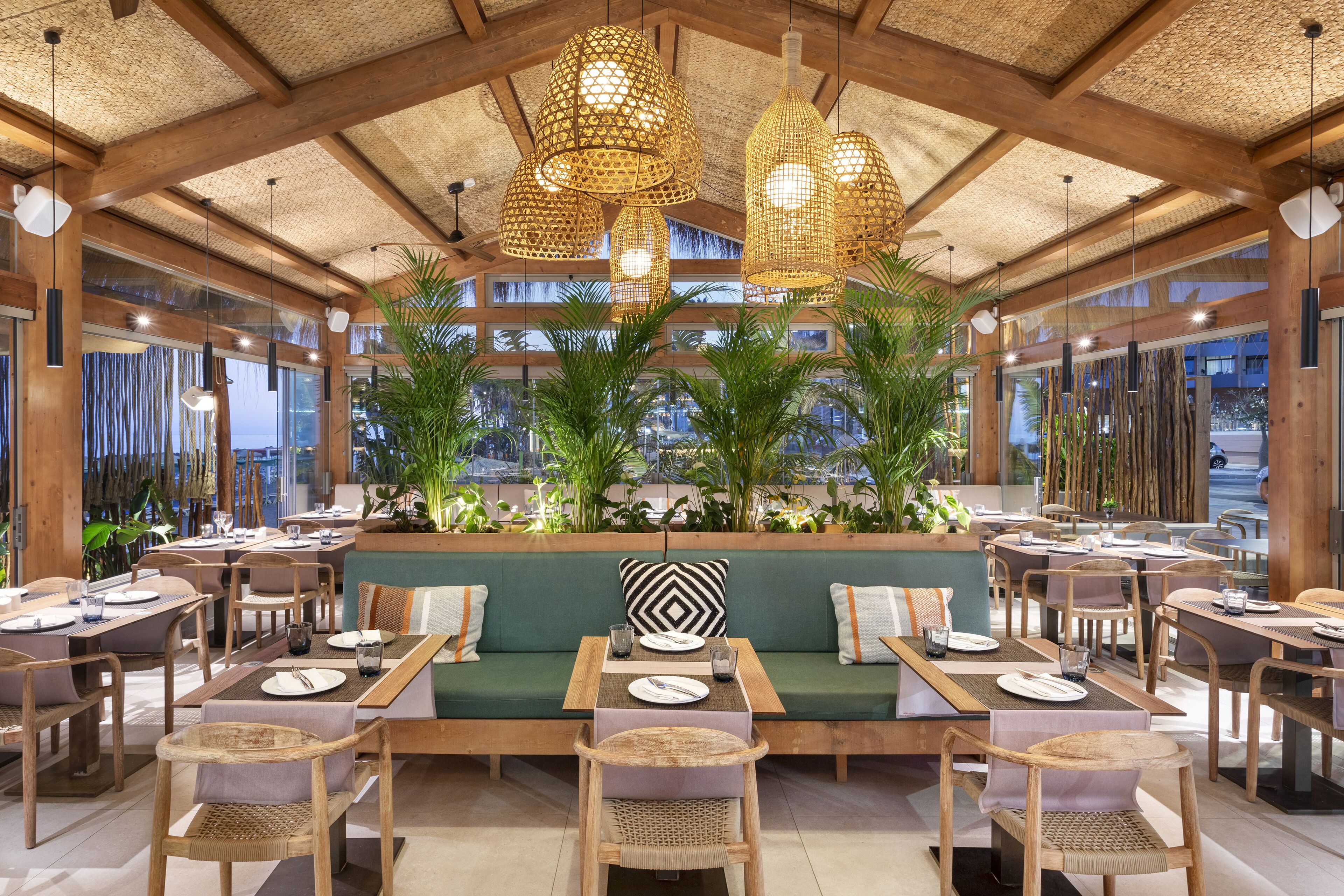 2 restoran, melayani sarapan, makan siang; sajian masakan Spanyol