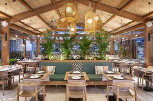 2 restaurantes; se sirve desayuno, almuerzo y cena; cocina española