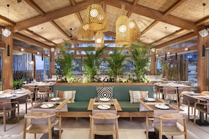 2 restaurants, serveren ontbijt, lunch, diner, Spaanse gerechten