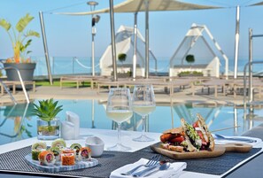 2 restaurantes; se sirven desayunos, almuerzos y cenas