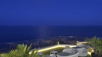 3 outdoor pools, pool umbrellas, pool loungers