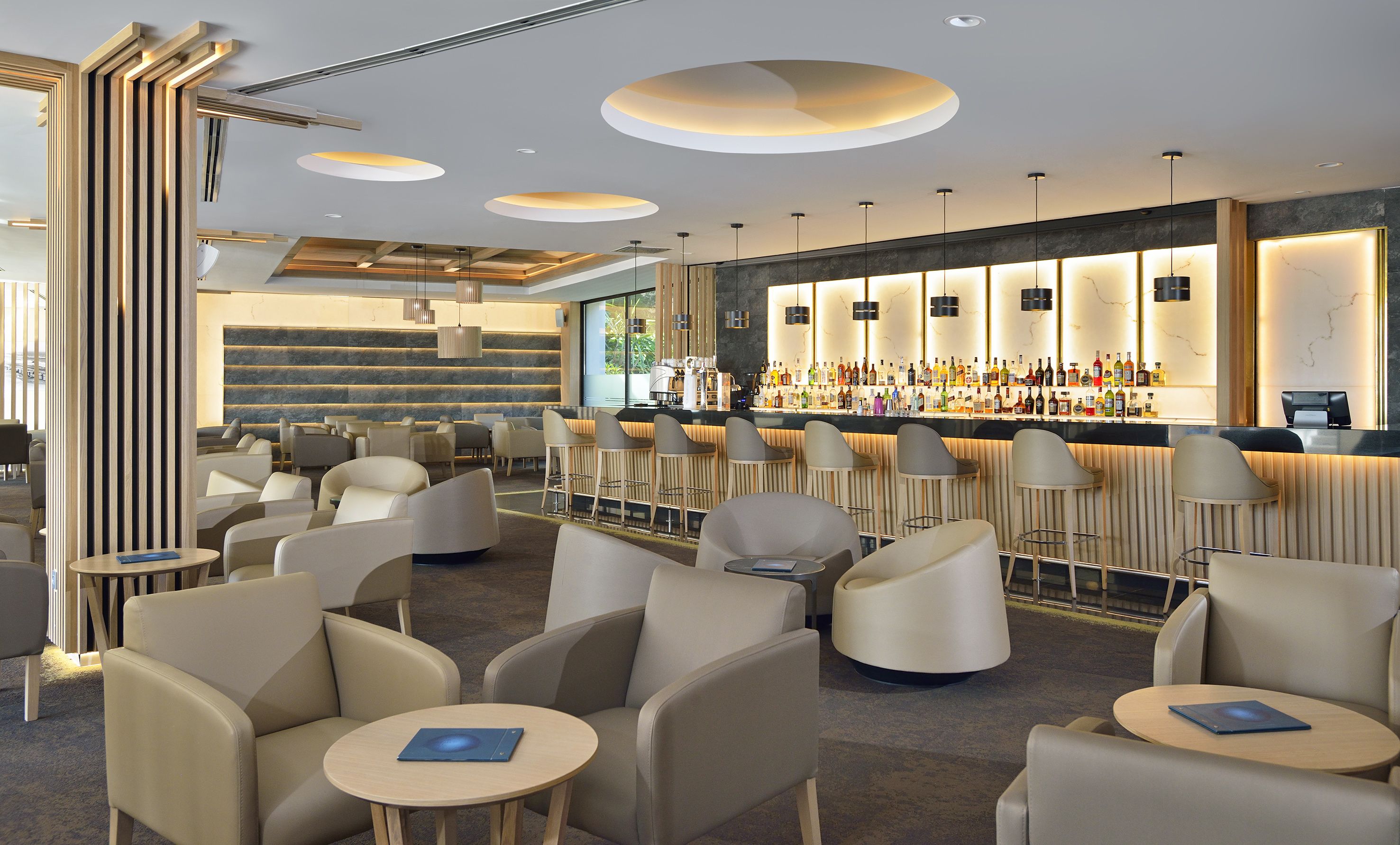 Un área de bar moderna con asientos y una barra.
