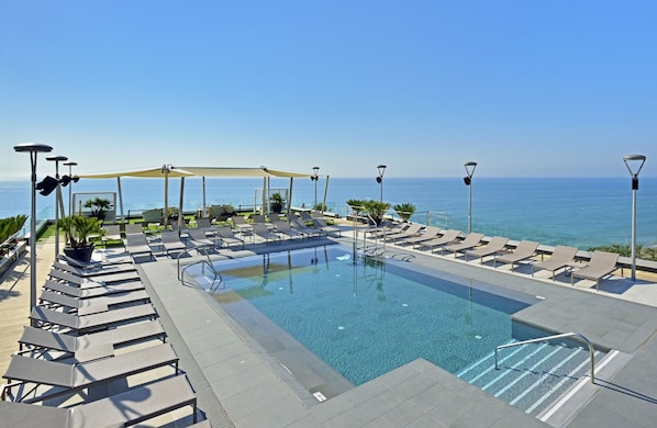 3 piscines extérieures, parasols de plage, chaises longues