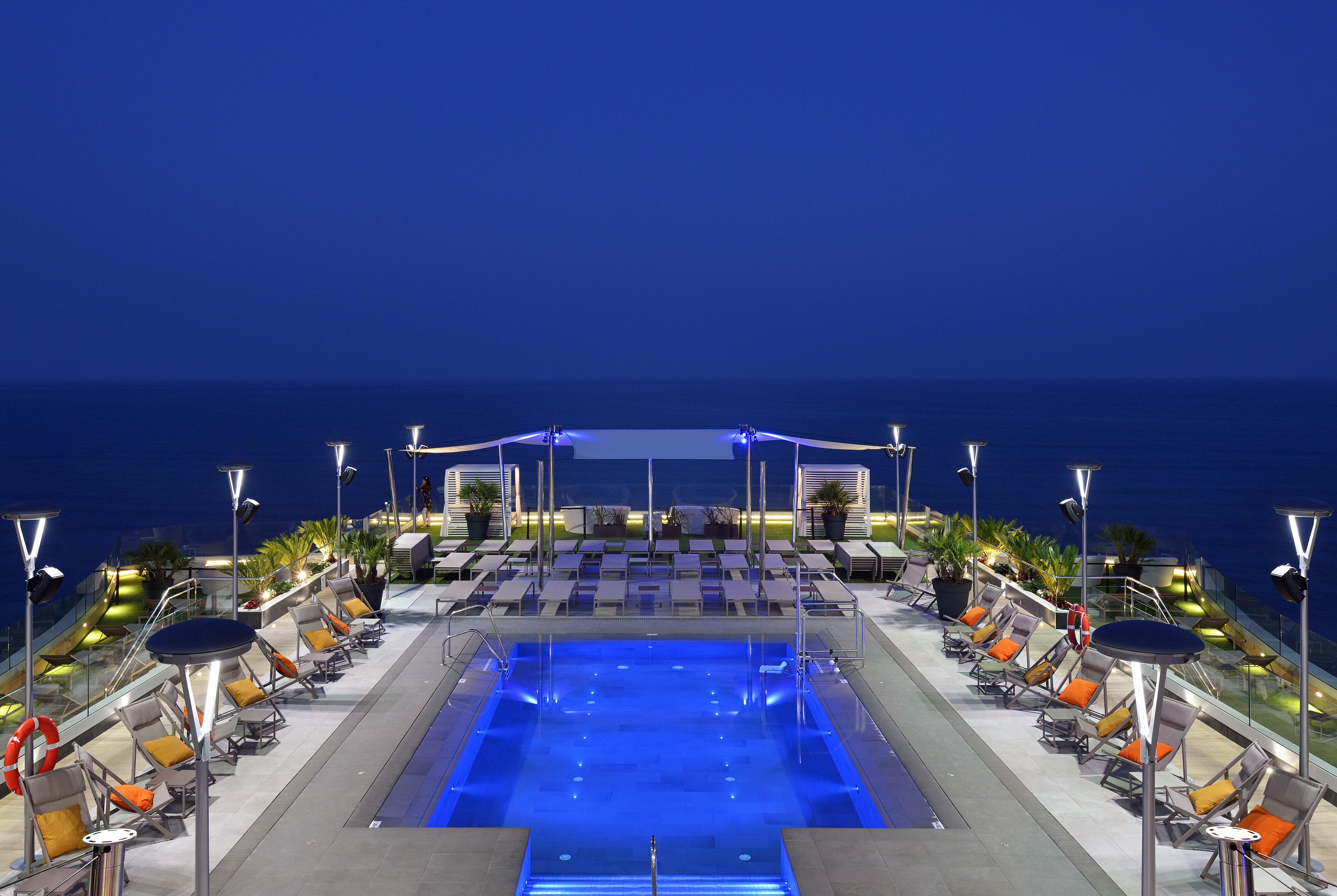 3 outdoor pools, pool umbrellas, pool loungers