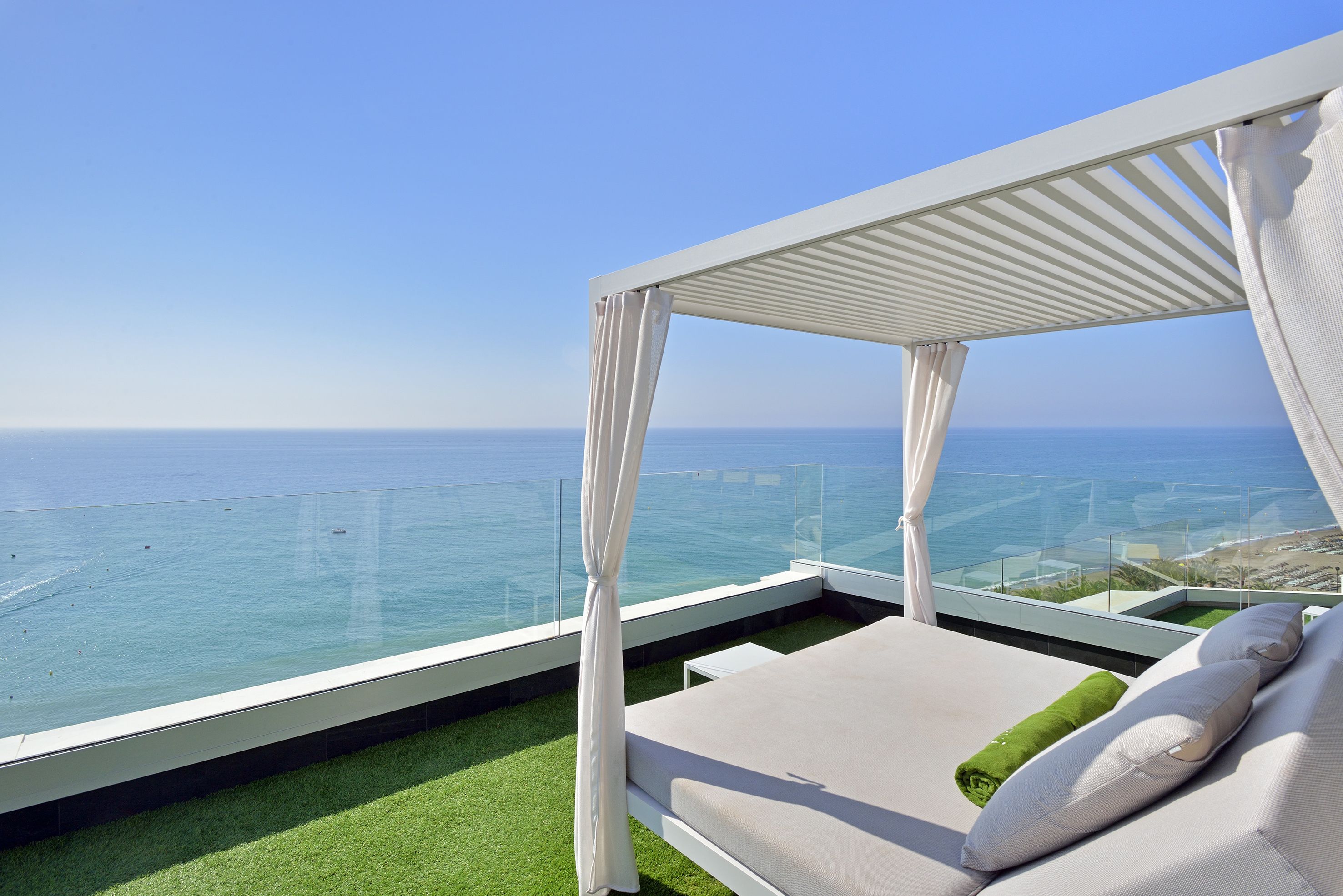 3 utomhuspooler, parasoller och solstolar