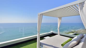 3 utomhuspooler, parasoller och solstolar