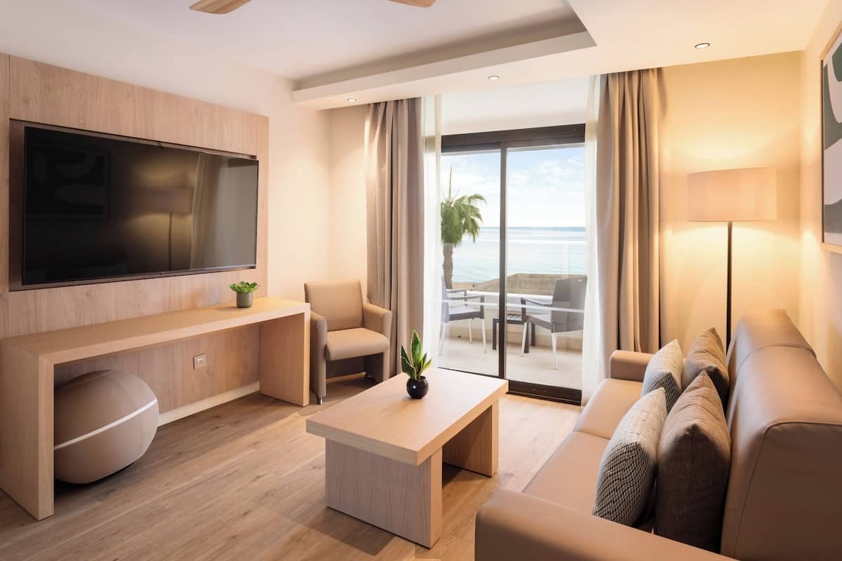 Juniorsvit (First Floor) | Minibar, värdeförvaringsskåp på rummet och skrivbord