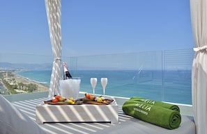 3 outdoor pools, pool umbrellas, sun loungers