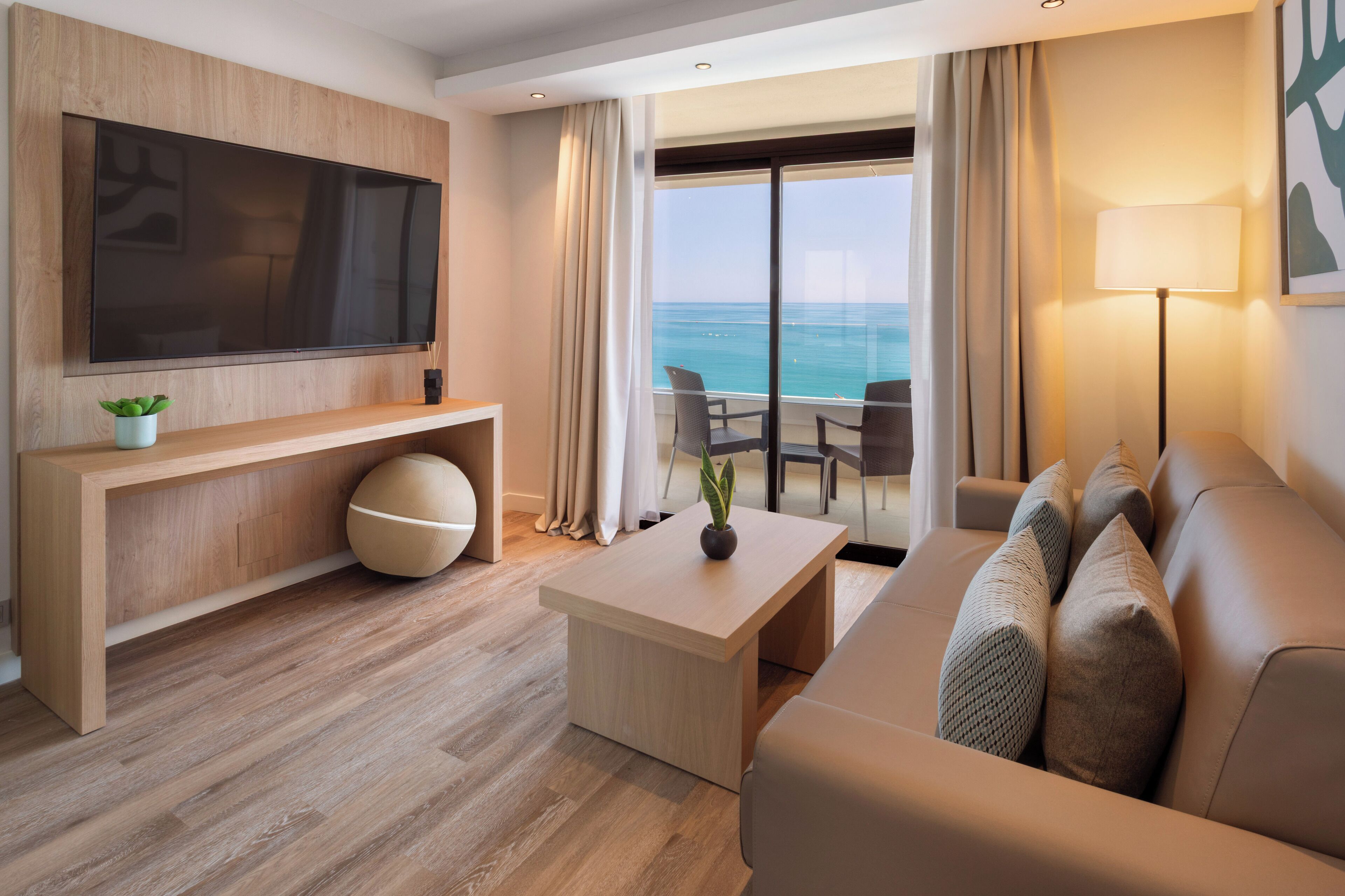 Frigobar, escrivaninha, cortinas blackout, Wi-Fi de cortesia