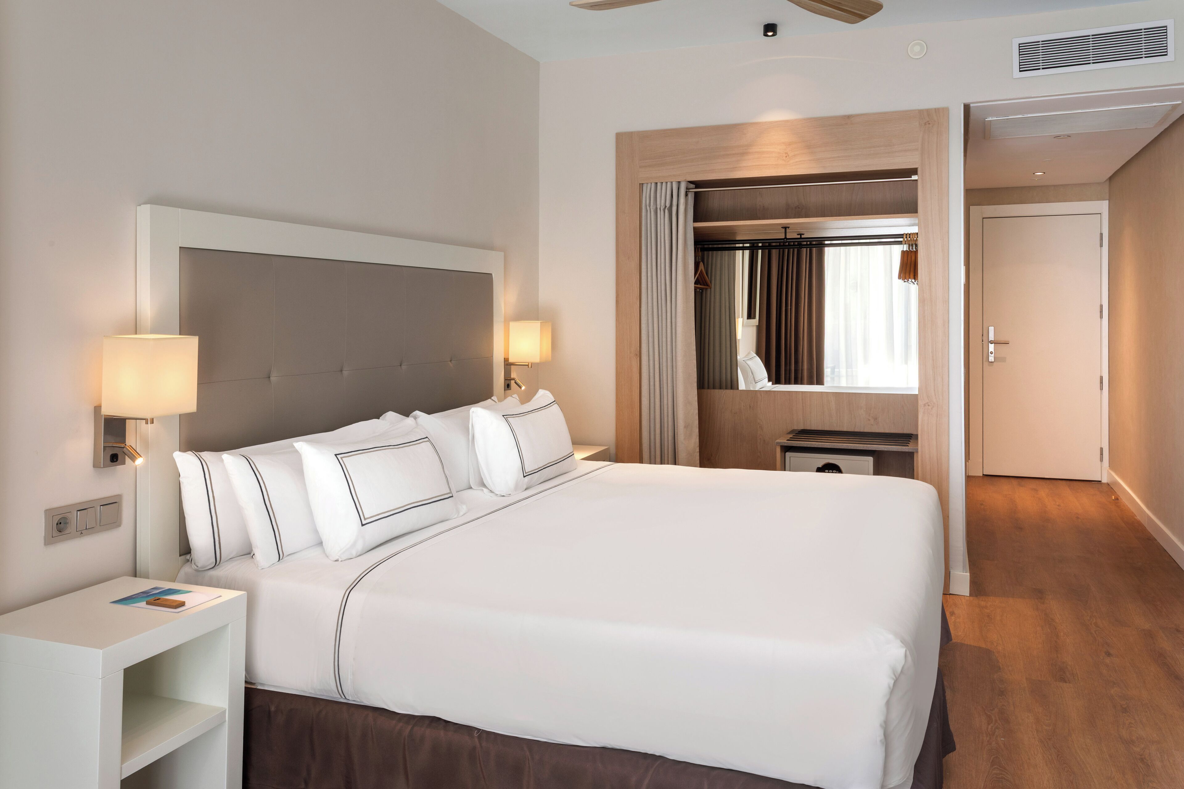 迷你吧、办公桌、遮光窗帘、免费 WiFi