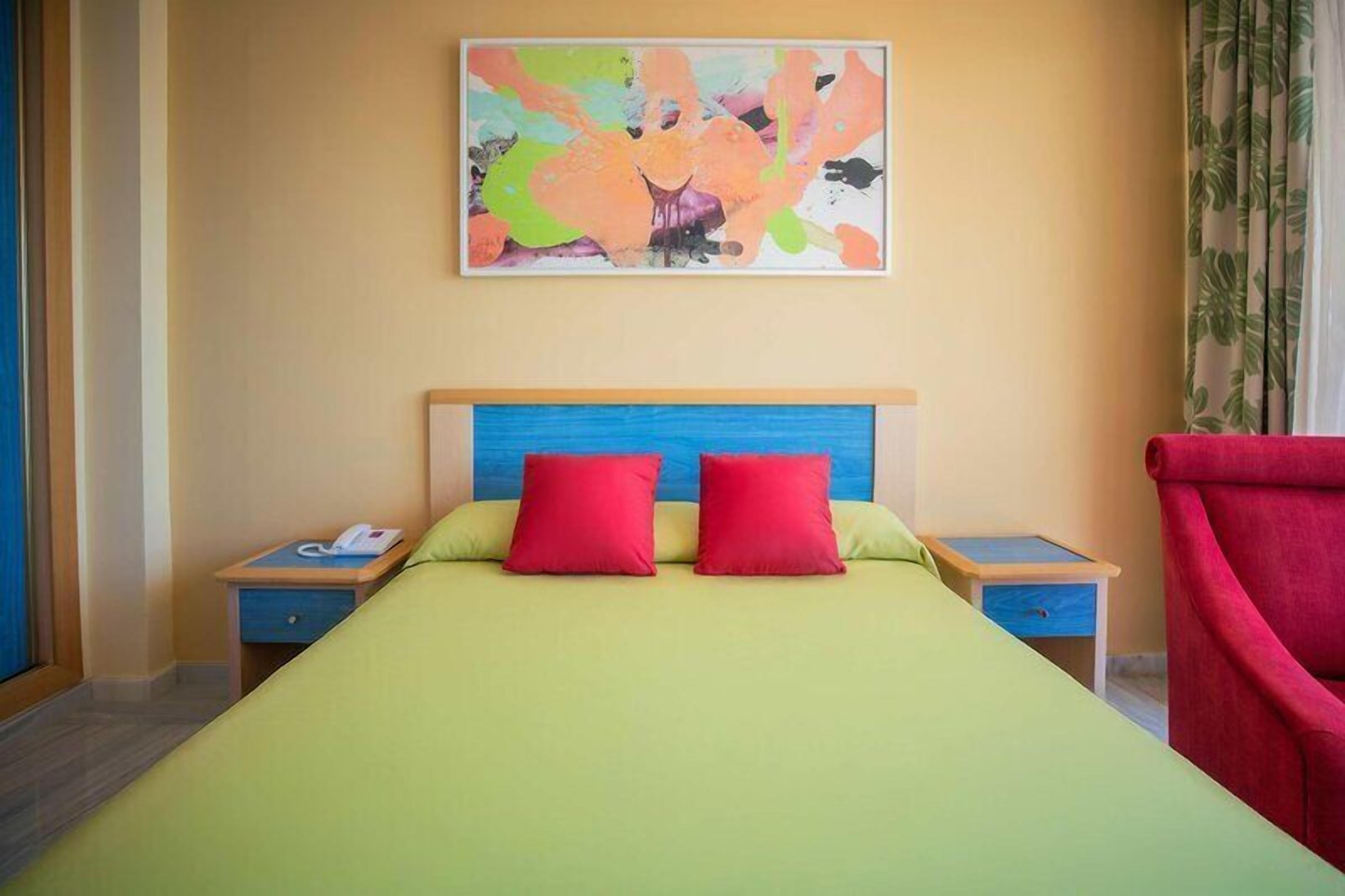Cofres nos quartos, escrivaninha, Wi-Fi de cortesia, roupa de cama