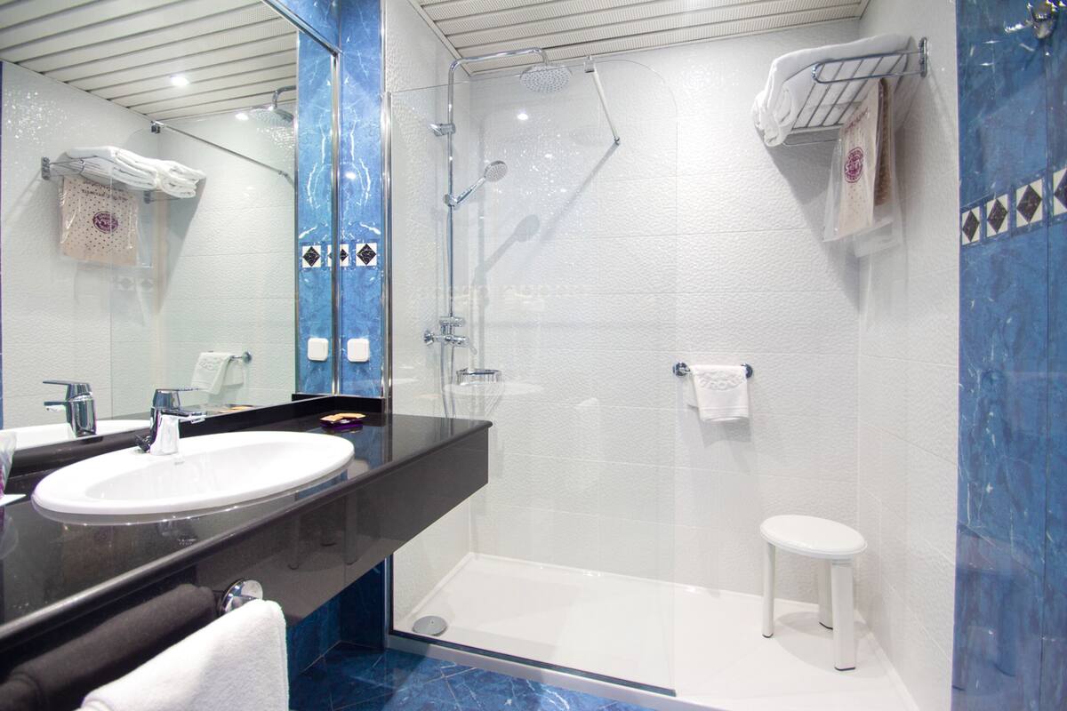 family room, terrace, sea view | bathroom | shower, hair dryer, bidet, towels