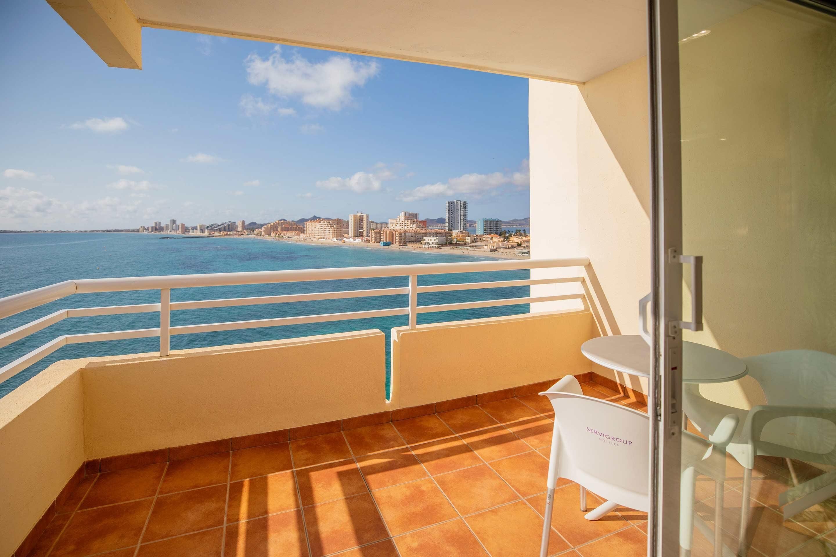 Un balcón con vistas al mar y al horizonte de la ciudad.