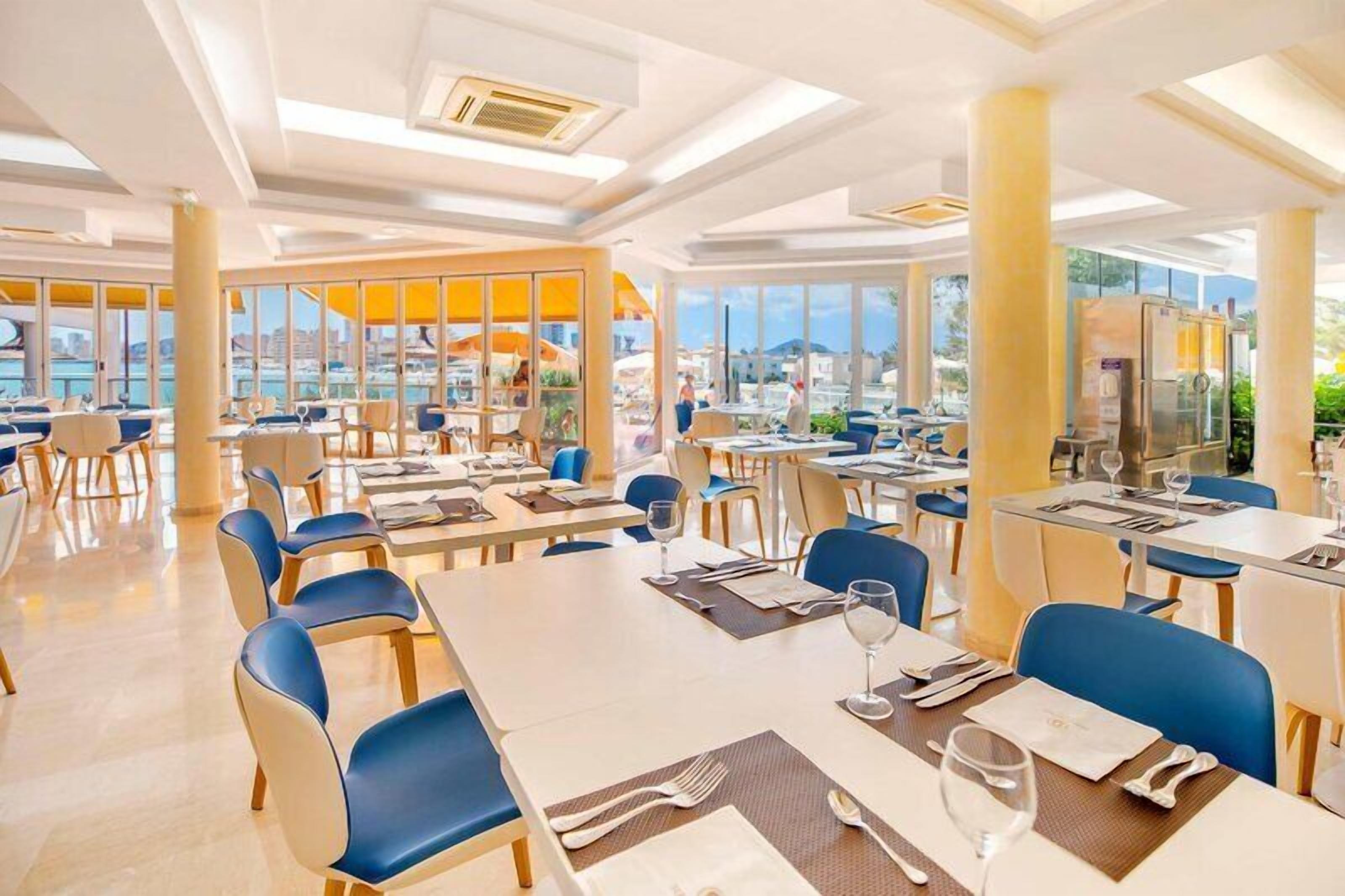 Petit déjeuner, déjeuner et dîner servis sur place