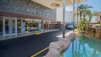 Exterior del Servigroup Hotel Galua, amb zona de piscina i un camí de pedra que condueix a l'entrada.