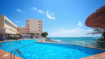 Utendørsbasseng, bassengparasoller og solsenger