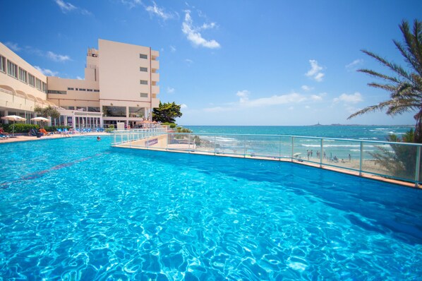 Outdoor pool, pool umbrellas, sun loungers