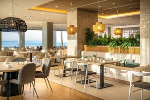 Phục vụ bữa sáng, bữa trưa, bữa tối, món ăn mang phong cách quốc tế 