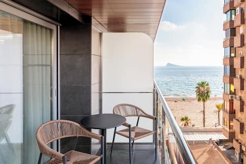 The Innside Room Partial Sea View | Minibar, caja fuerte, escritorio y tabla de planchar con plancha