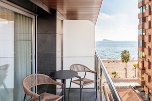 Minibar, caja de seguridad en la habitación y escritorio